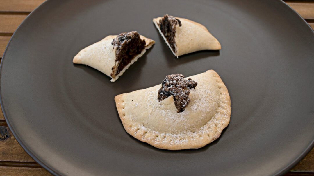 mpanatigghi is an ancient artigianal recipe. You'll look how is done during this chocolate tasting